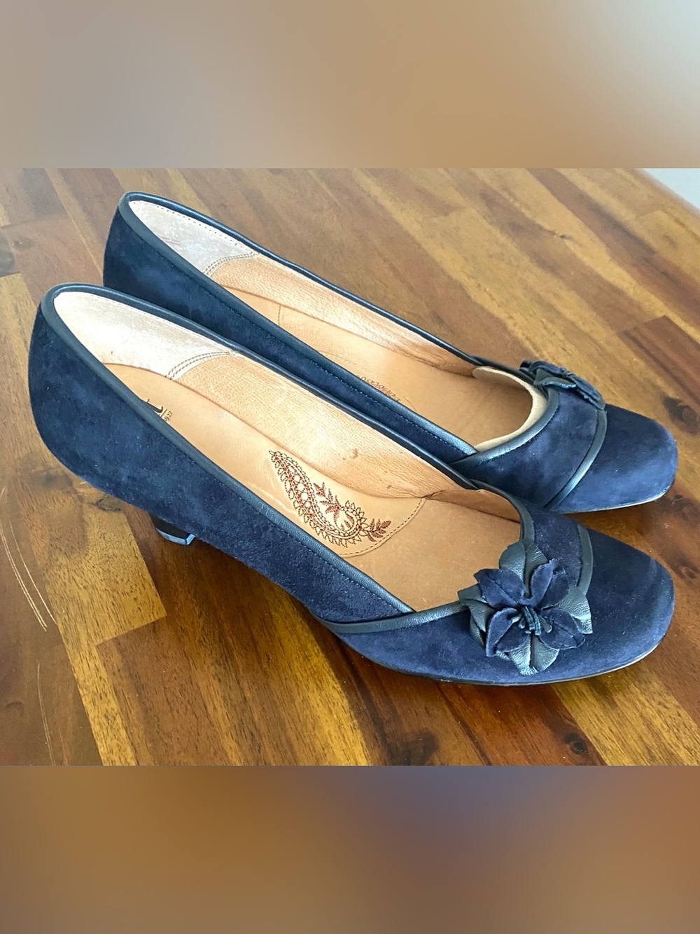 NWT Sofft Navy genuine Suede Floral Accent Pumps , relaxed fit.